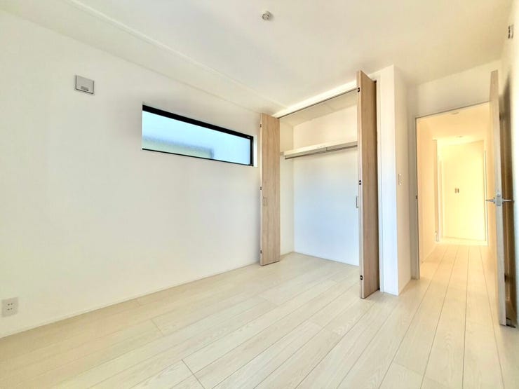 収納スペースのある5.2帖の洋室です。