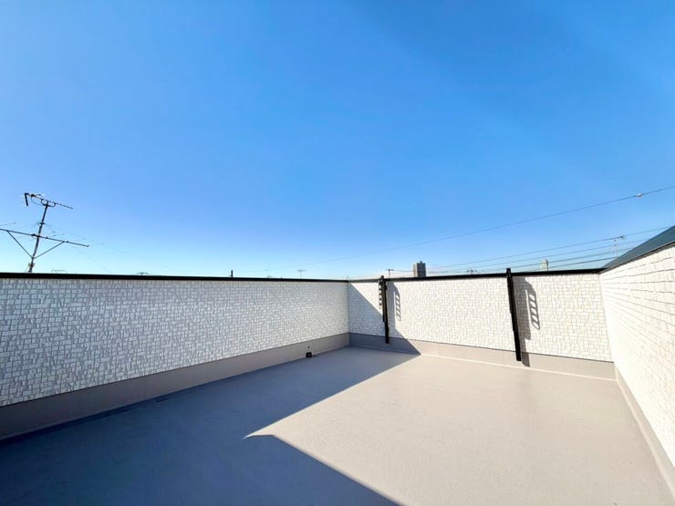 屋上のバルコニーです。
テーブルやイスを置いてアウトドアリビングにしたり、天体観測等のリラクゼーションを楽しむ空間にしたりと幅広い用途でご活用いただけます。