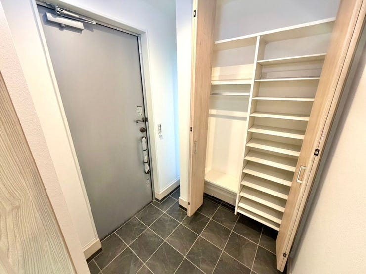 玄関にはシューズインクローゼットがあり、履物等の収納に困りません。