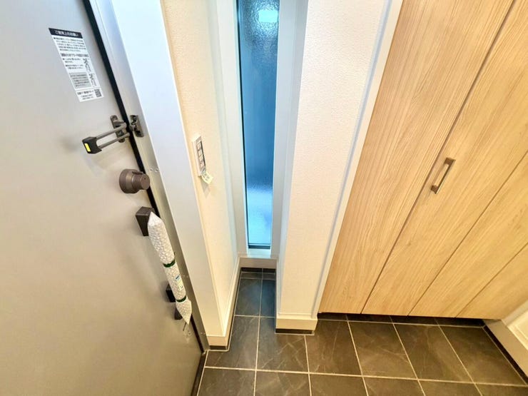 シューズクローゼットの隣に小さな収納スペースがございます。
釣り竿等、趣味の道具の収納にいかがでしょうか。