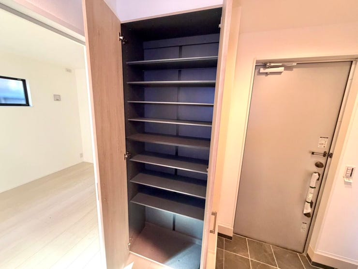 玄関を上がってすぐの場所にも便利な収納棚がございます。