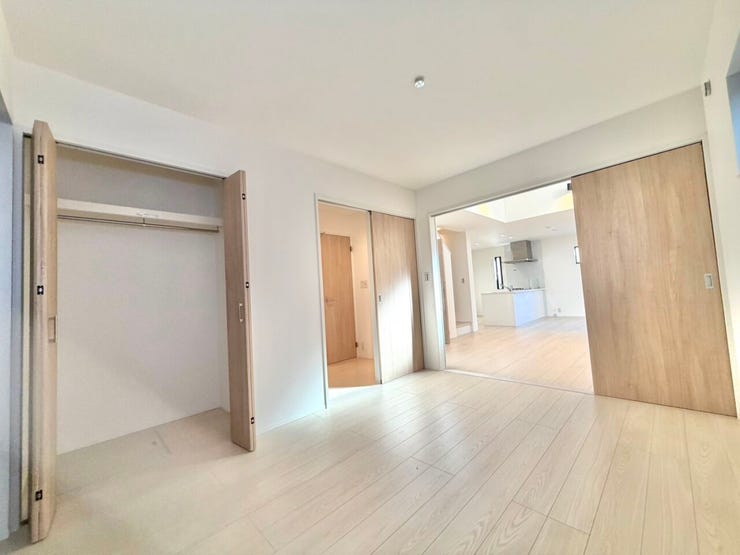 リビングに隣接している洋室です。