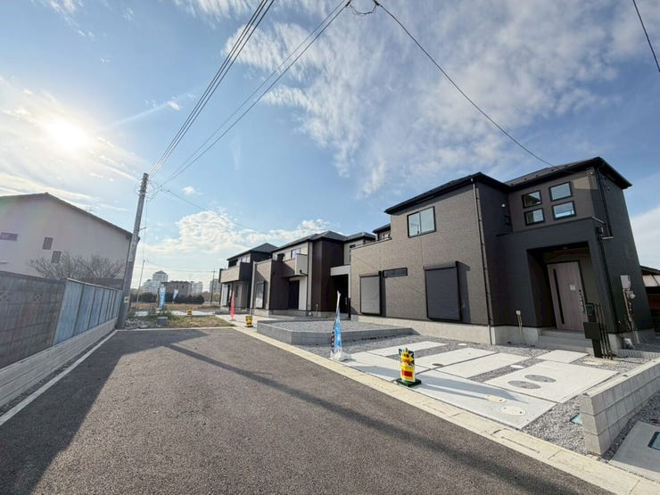 ◇売却査定相談◇
「急な転勤」「相続による売却」「金銭的な理由」など住まいの売却をそれぞれです。
仲介はもちろんのこと、弊社独自のネットワークで買取案件もご相談できます!