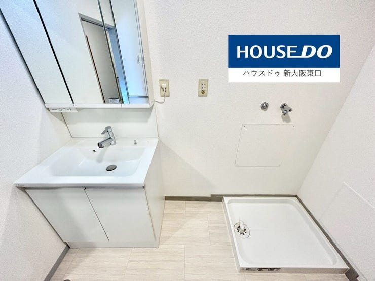 三面鏡のシャンプードレッサーと洗濯機置き場です。