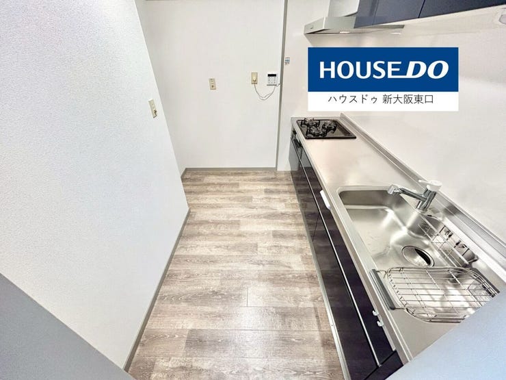 奥には冷蔵庫置き場がある、広いキッチンスペースです。