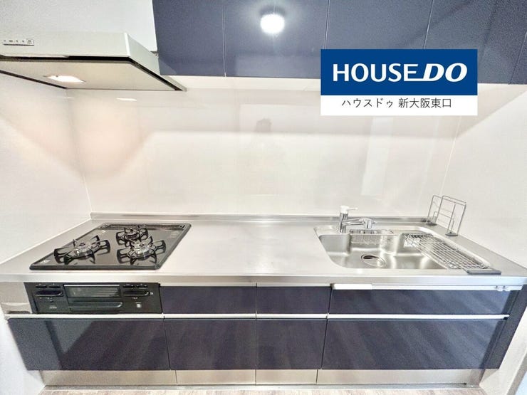 三口コンロ・グリル付きのシステムキッチン