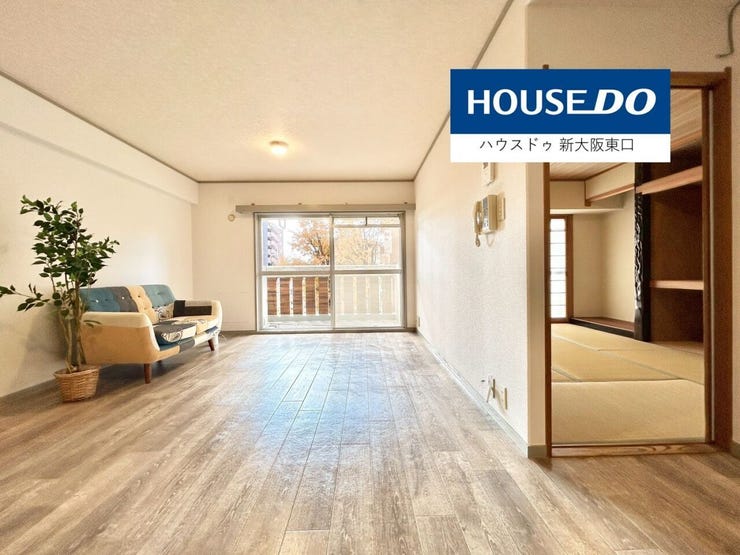 東向きのバルコニーがある15帖のLDKです。
隣に6帖の和室があります。