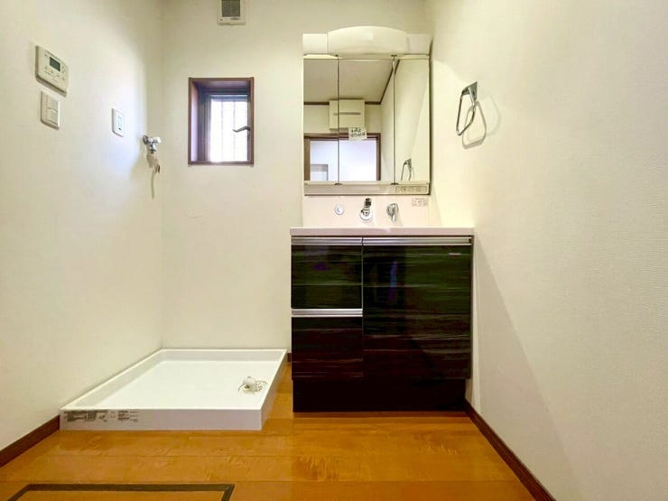 毎日の暮らしに寄り添う、明るく機能的な洗面所