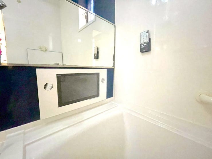 バスルームにはテレビがついており上質なくつろぎ空間です