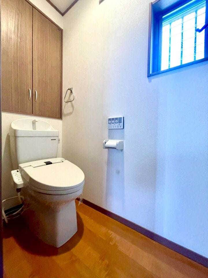 清潔感あふれる、ウォシュレット付きトイレ