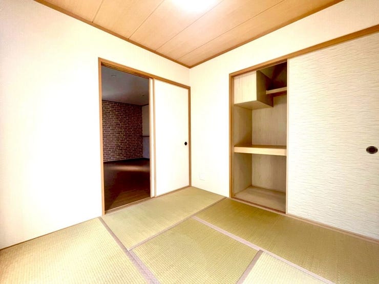 落ち着いた雰囲気の和室は、家族のくつろぎスペースやお子様の遊び場にも最適です。