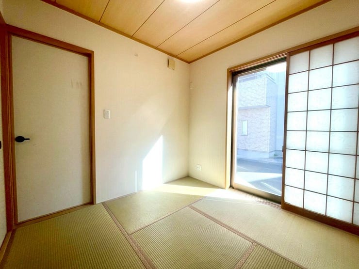 4.5帖の和室です。陽光に包まれた落ち着きのある和室。