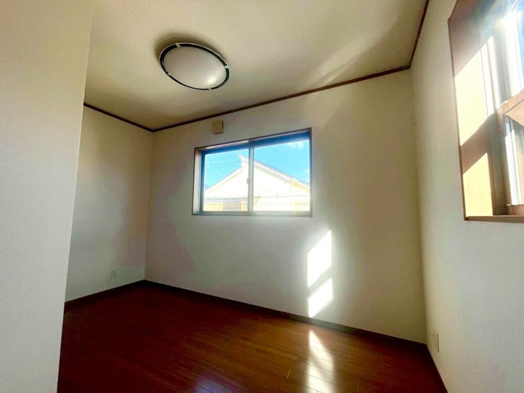 約5帖の納戸です。収納スペースとしてもお子様の遊ぶスペースとしてもご活用いただけます♪