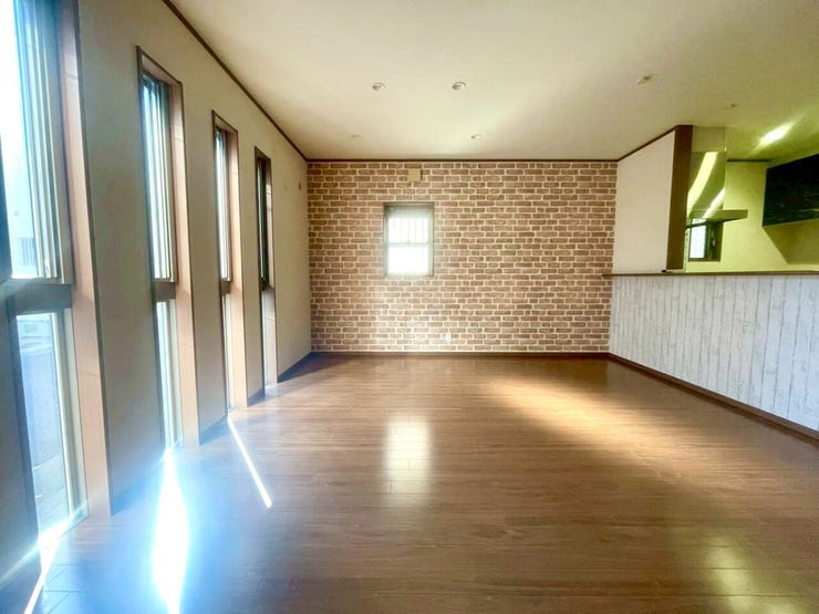 おしゃれな大きな窓が快適性と高級感を演出します