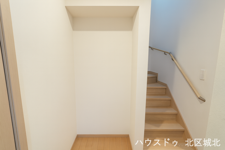 ※イメージ画像(実際の写真をもとに家具等をCGで除去したものになります)
デッドスペースを有効活用した階段下収納を備え、日用品や掃除用具もすっきり片付く便利なスペースです。
