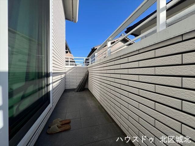 採光・通風に優れた南面バルコニーです。朝から日中までとお日様が良く当たるので洗濯物もよく乾きます。