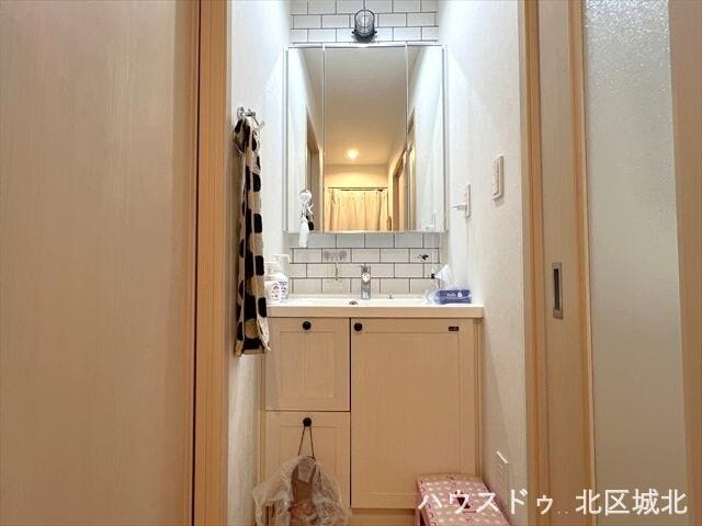 3面鏡の裏側や洗面台下など収納スペースが豊富な洗面台になっていますので、生活感を出さずに収納することが出来ます。