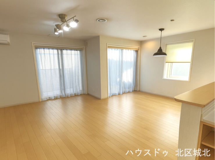 ※イメージ画像(実際の写真をもとに家具等をCGで除去したものになります)
窓が多くたっぷりの自然光が差し込む三面採光で、明るく開放的なリビングです。