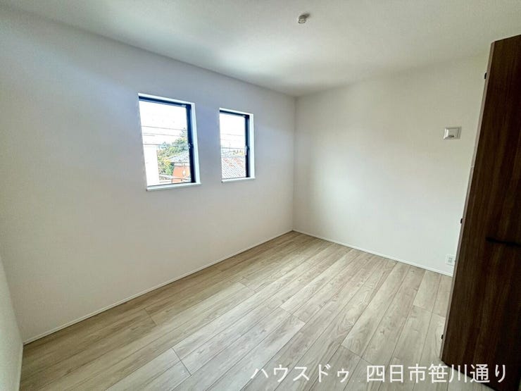 2階6帖の洋室(別角度)