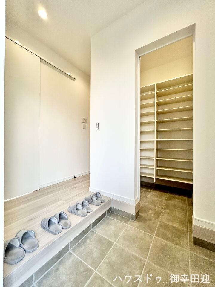 ■□■「しまう」が叶える、美しい玄関■□■大容量のシューズクロークがあることでいつも整理された、気持ちの良い「家の顔」を保てます。