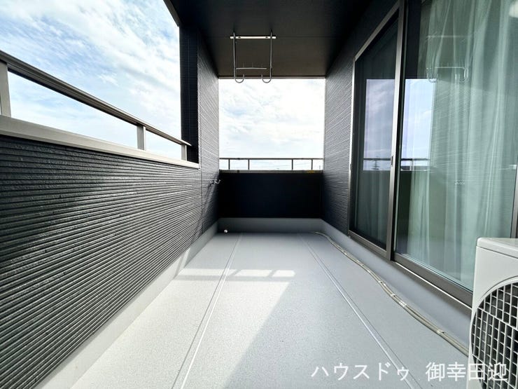 ■□■空の下の開放的な特等席■□■日光浴や読書、外の空気を感じながらリフレッシュ。暮らしを豊かにする、もう一つの心地よい空間です。