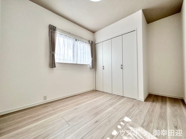 ■□■2階5帖洋室■□■寝室、書斎、趣味の部屋。家族の成長やライフスタイルに合わせ、様々な使い方ができる快適な空間です。