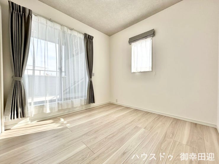 ■□■2階4.5帖洋室■□■寝室、書斎、趣味の部屋。家族の成長やライフスタイルに合わせ、様々な使い方ができる快適な空間です。