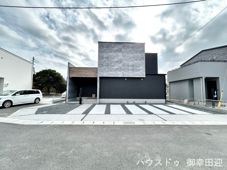 ■□■車と趣味の幅が広がる場所■□■単なる駐車スペースではない、洗車やタイヤ交換、DIYにも使える多目的な屋外スペースです。