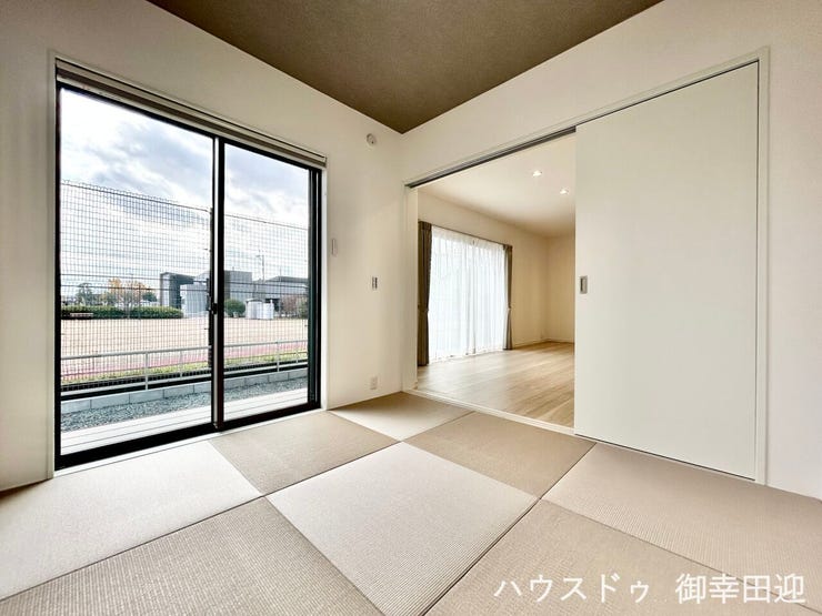 ■□■憩いと多用途の万能空間■□■ゲストをもてなし、昼寝や家事にも使える、畳のぬくもりが心地よい多目的スペース。