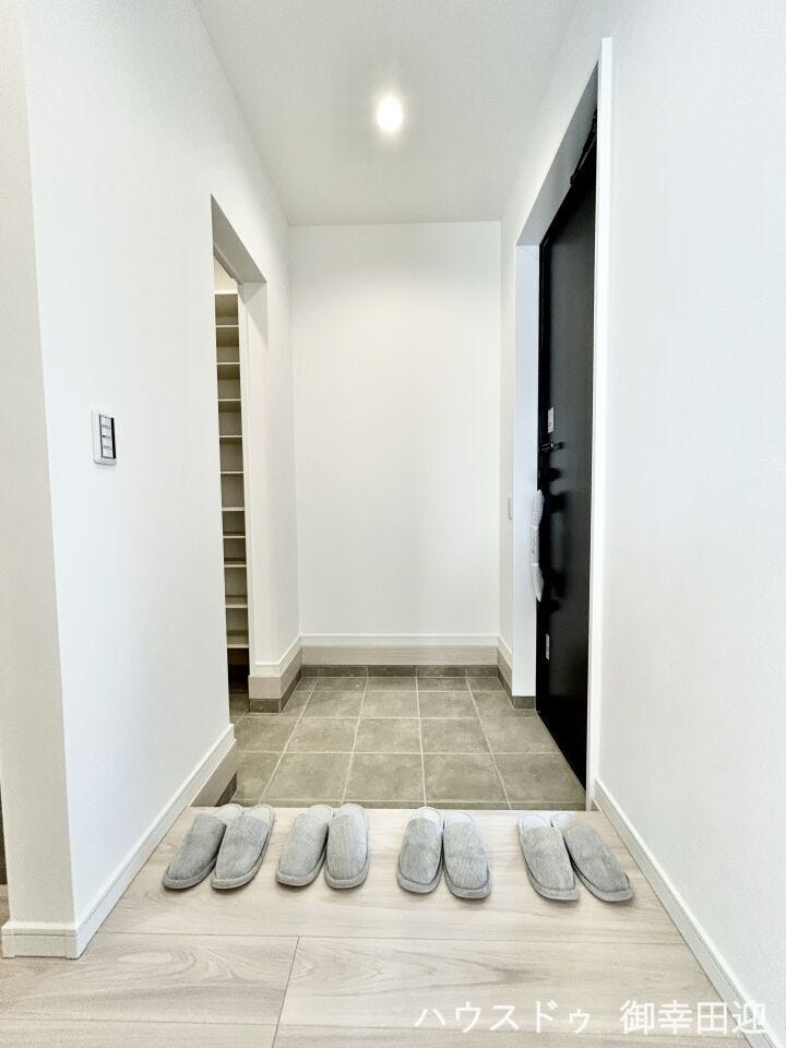 ■□■「ただいま」の安堵をくれる場所■□■訪れる人を迎え入れ、帰るたびにホッと一息つける、明るく機能的なエントランス。