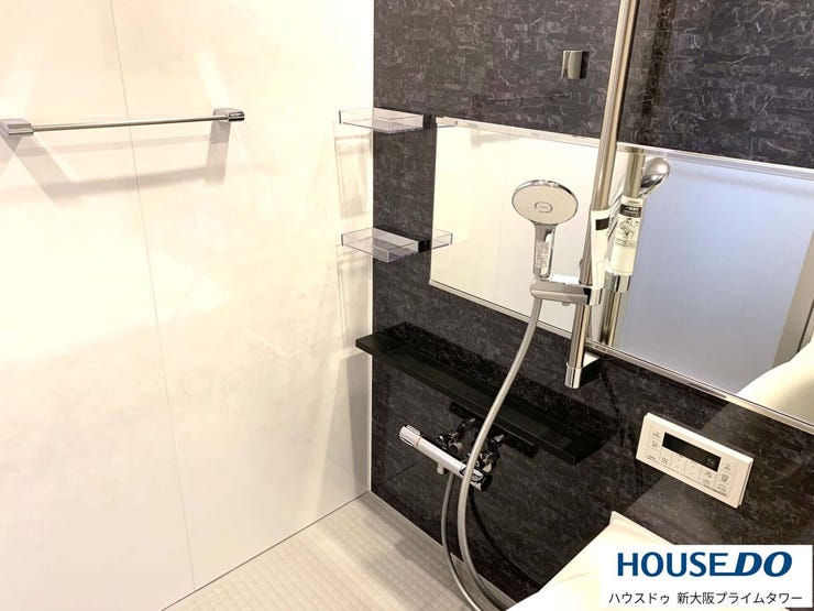 大型の鏡や収納棚が備え付けられていて便利♪