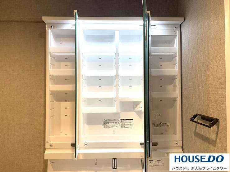 三面鏡の裏は大容量の小物収納になっています♪