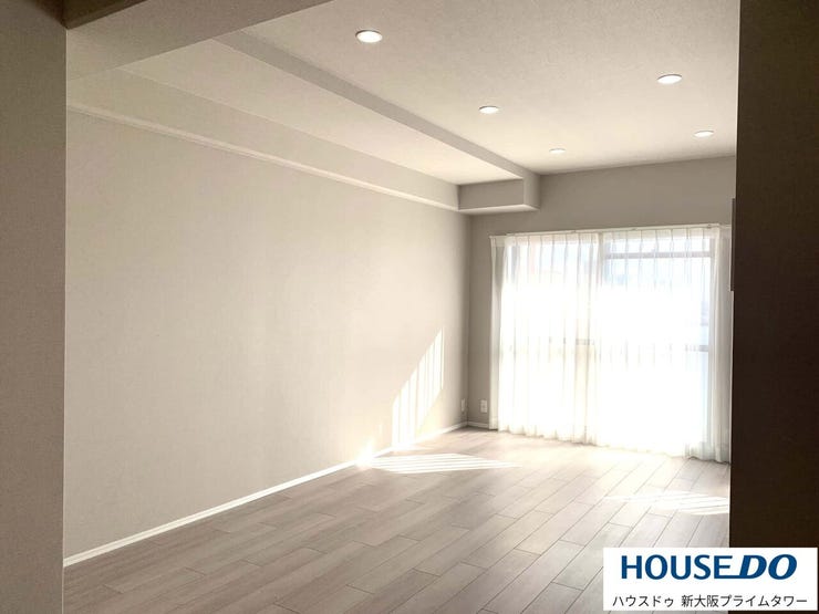 南面から日光が差し込む約13帖のリビング♪