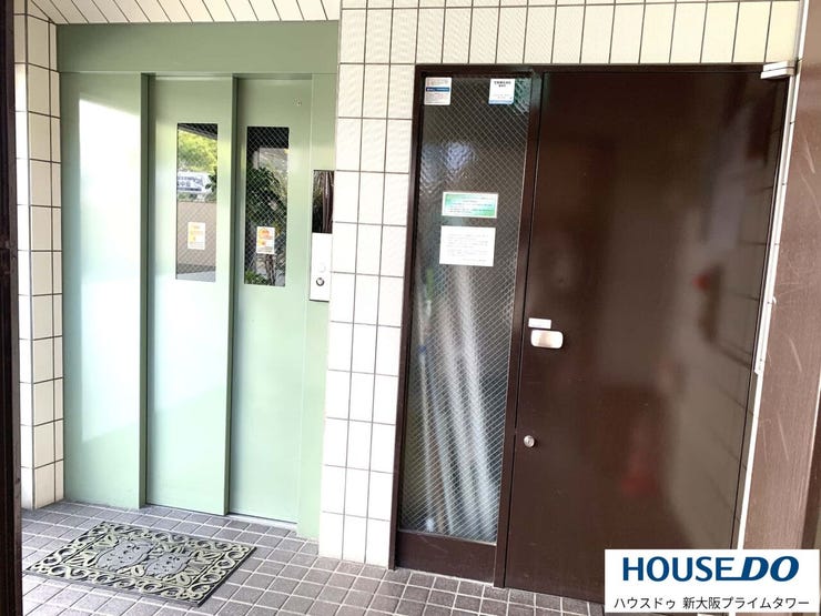 エレベーターホールにも明るい自然光が差し込みます♪