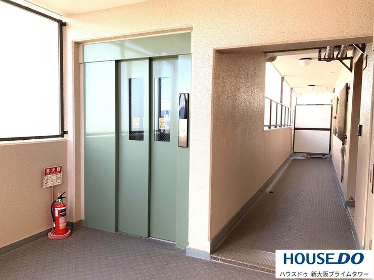 4階のエレベーターホールも明るく安心感があります♪