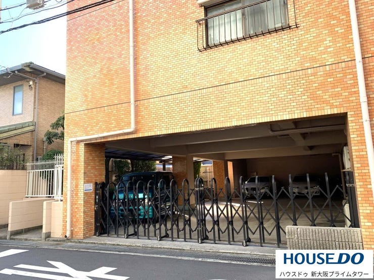 建物1階部分が駐車スペースになっています。