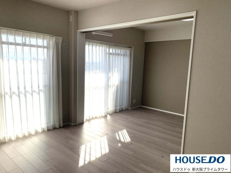 リビングの横には南面採光の明るい洋室があります♪