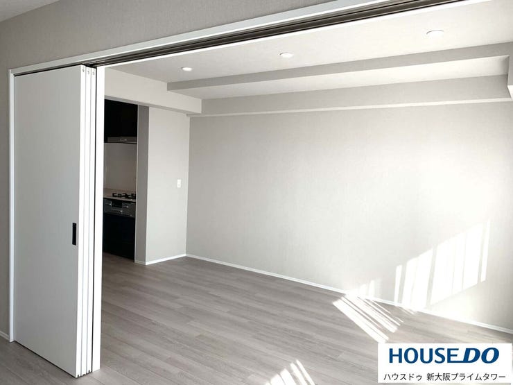 洋室とリビングの間のドアを開放すると大空間が広がります♪