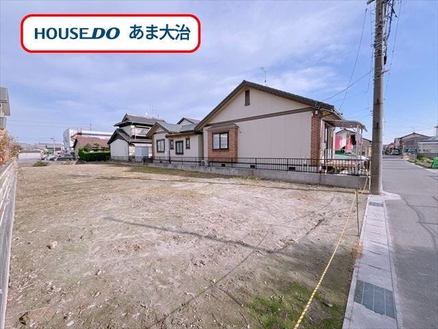 敷地にゆとりがあり二世帯住宅やたくさんの駐車場のスペースも確保できます。建築条件がないのでお好きなハウスメーカーでの建築が可能です。