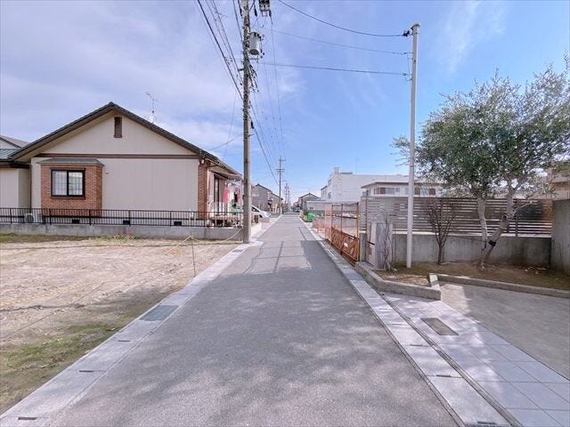 幅員約3.7mの前面道路です。普通車が1台通れる幅となります。大型車の通行が少ないので、振動や騒音が抑えられます。