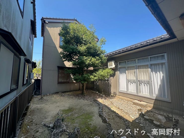 建物に囲まれた落ち着きある中庭。
植栽の緑を眺めながら、プライベートな時間をゆったりと楽しめます。