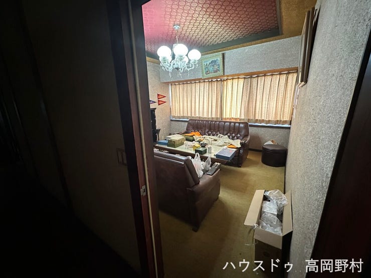 1階洋室 応接間
重厚感あるソファとシャンデリアが映える落ち着いた洋室。大きな窓から光が入り、応接室や趣味室にも活用できます。