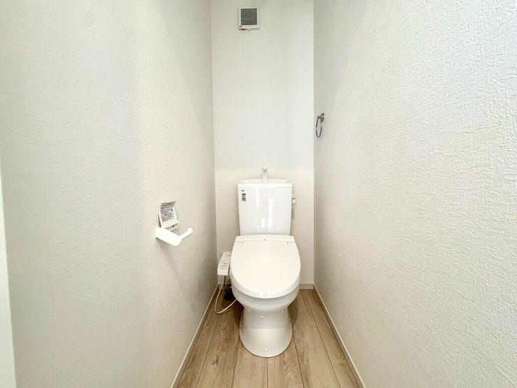 【Toilet】清潔感があり、落ち着いたデザインのトイレ。家族みんなが快適に使えます。