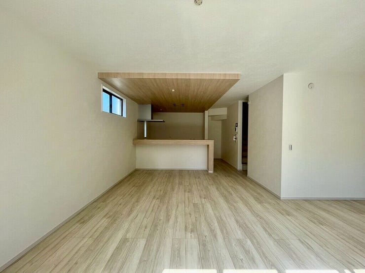 【Living】広々としたリビングは、大きな窓から自然光が差し込む温かな空間です。