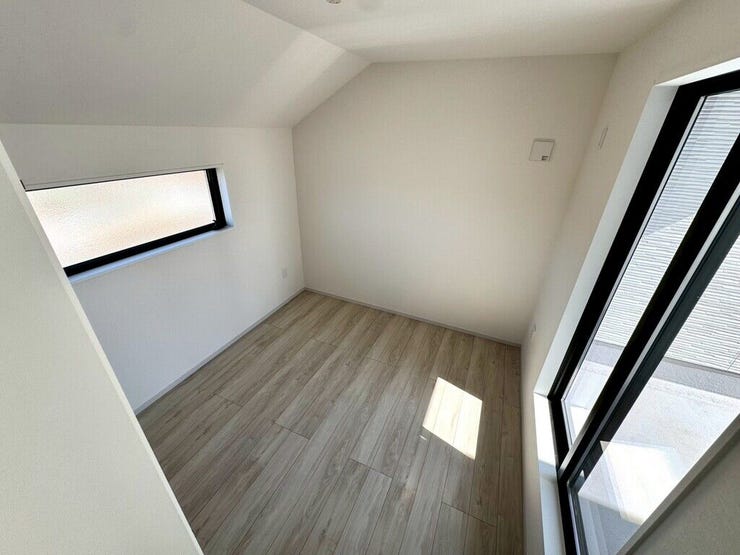 【Bedroom】明るく風通しの良い洋室。新築ならではの清潔感も魅力です。