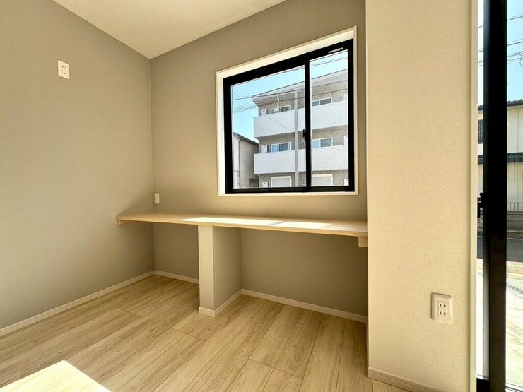 【Living】リビングのカウンターは、お子様の勉強やリモートワークにもぴったりの多目的空間。