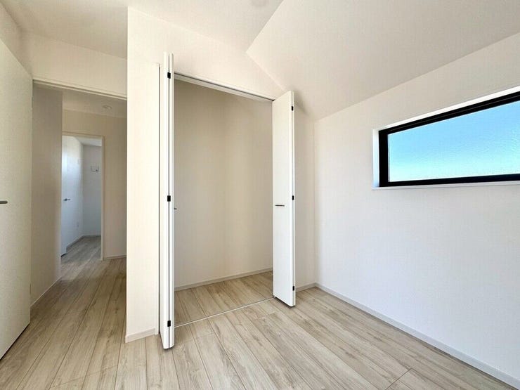 【Bedroom】クローゼット完備で収納力◎。家具の配置もしやすい機能的な洋室です。