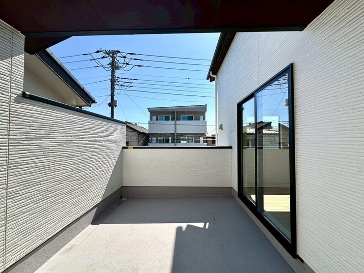 【Balcony】日当たりの良いバルコニーはお洗濯物がしっかり乾きやすく、毎日の家事にも重宝します。