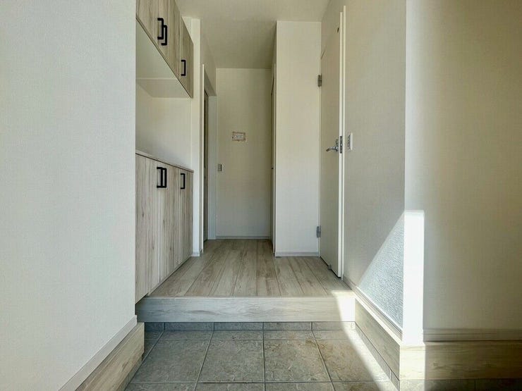 【Entrance】明るく清潔感のある玄関が、毎日の帰宅を心地よく迎えてくれます。