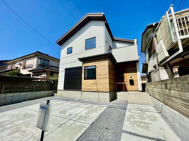 【Exterior】ゆとりのある駐車スペース付きで、車の出し入れもスムーズに行えます。